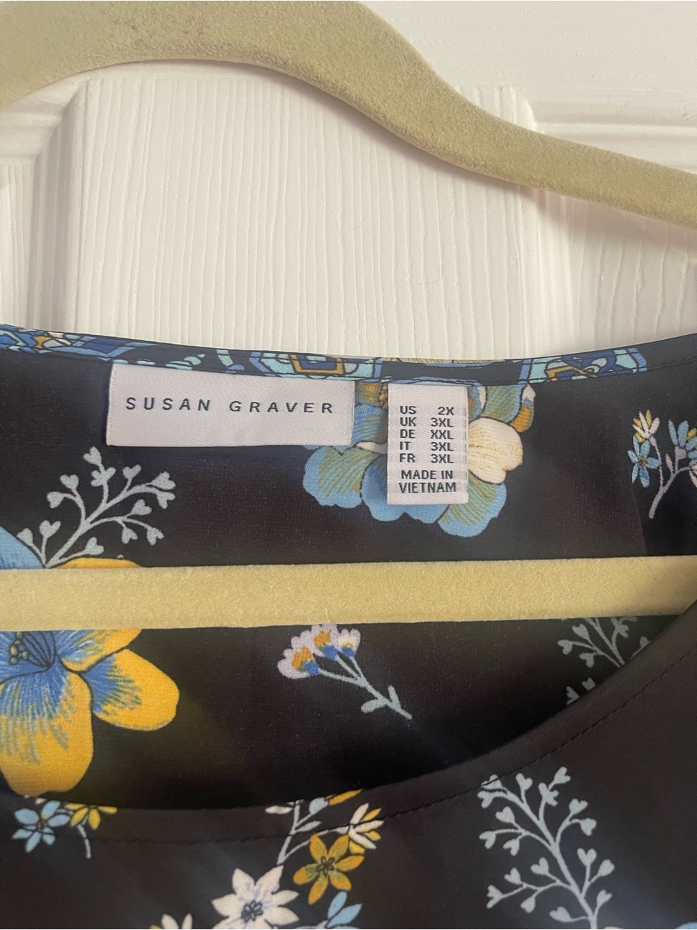 Susan Graver Black Floral Top with Blue & Yellow Blooms boho floral size plus 2X - Picture 3 of 4